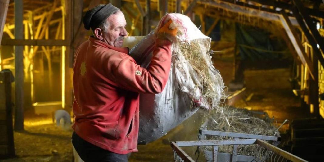 -25 derece ona engel değil: Kış zor olsa da 140 hayvanına gözü gibi bakıyor 1